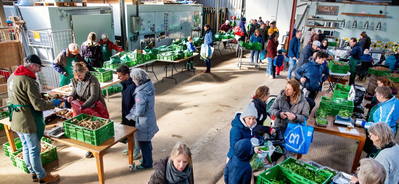 Leden halen op zaterdag hun verse oogst op bij de schuur van Herenboeren Heemstede