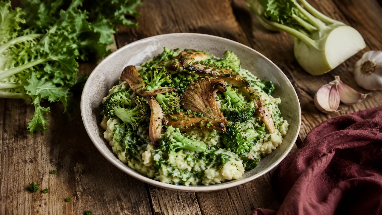 Romige andijviestamppot met gebakken oesterzwammen, broccoli en knoflook