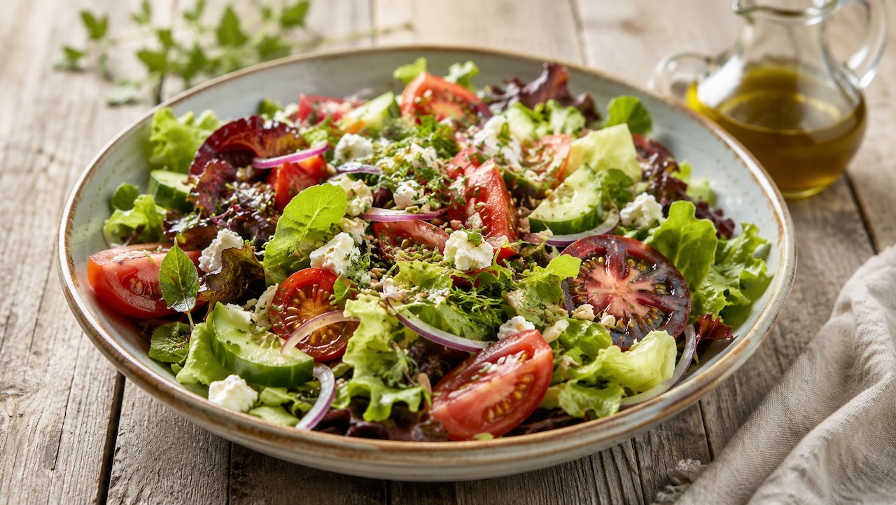Zomerse salade met rode romaine, botersla en drie soorten tomaat