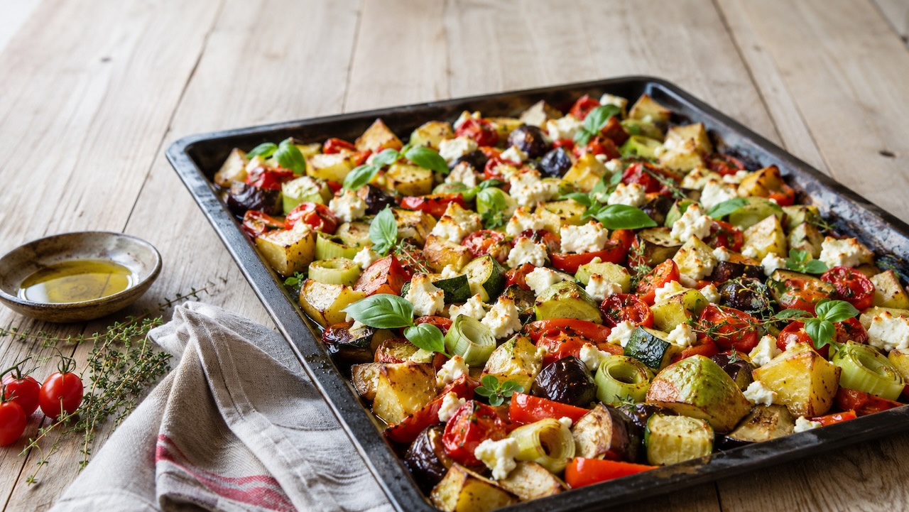 Mediterrane aardappel-aubergineschotel (AI-gegenereerde afbeelding)