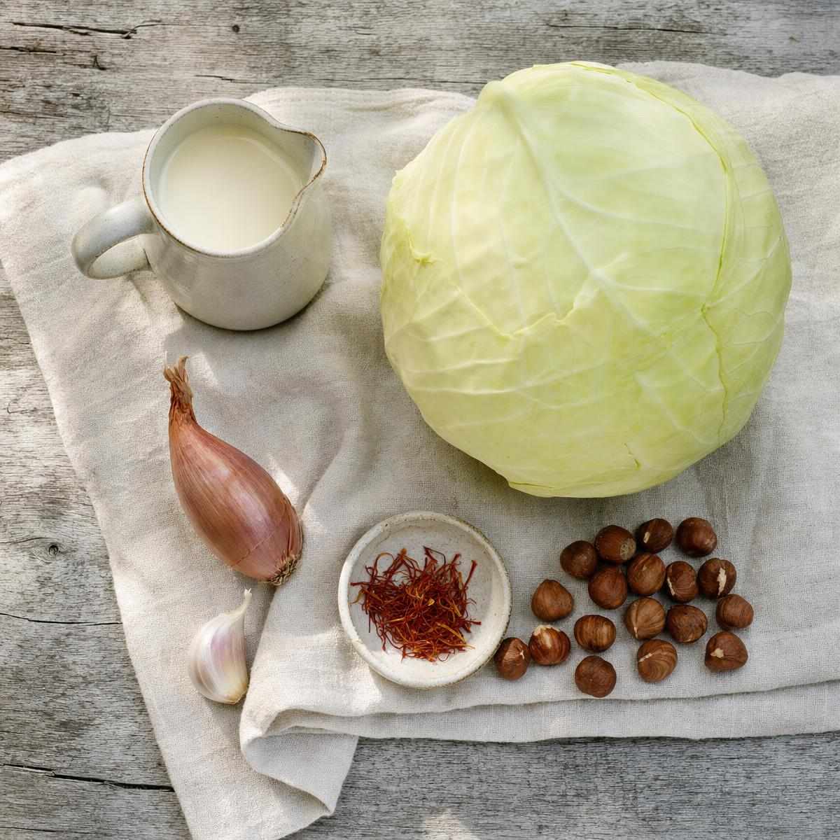 Ingrediënten voor Bloemendaalse gele kool in saffraanroomsaus (AI-gegenereerde afbeelding)