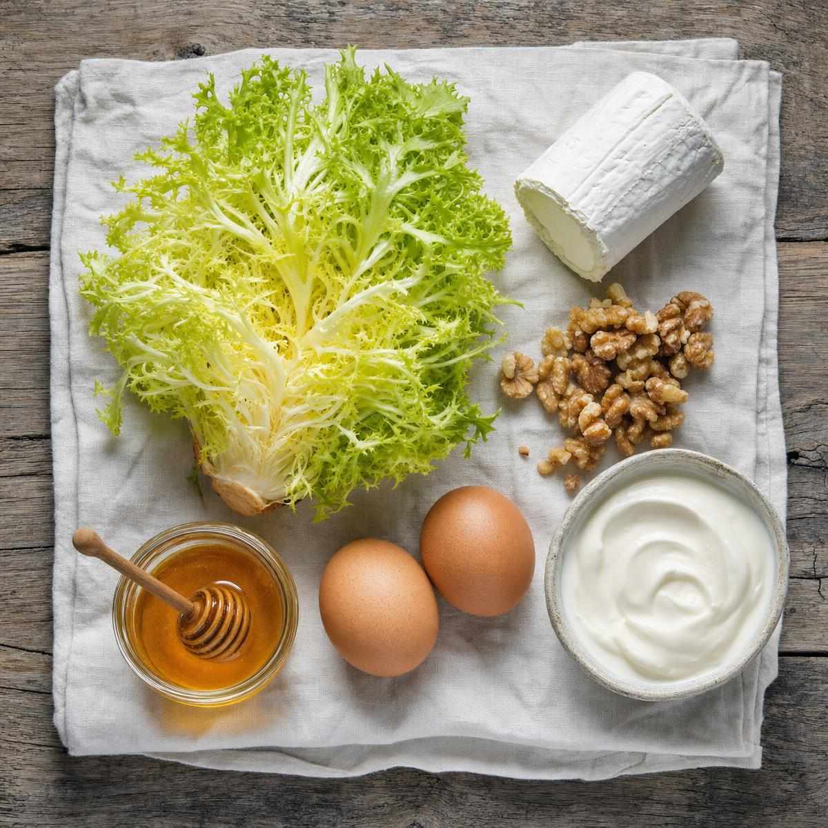 Ingrediënten voor Andijvie-taart met geitenkaas, walnoten en honing (AI-gegenereerde afbeelding)