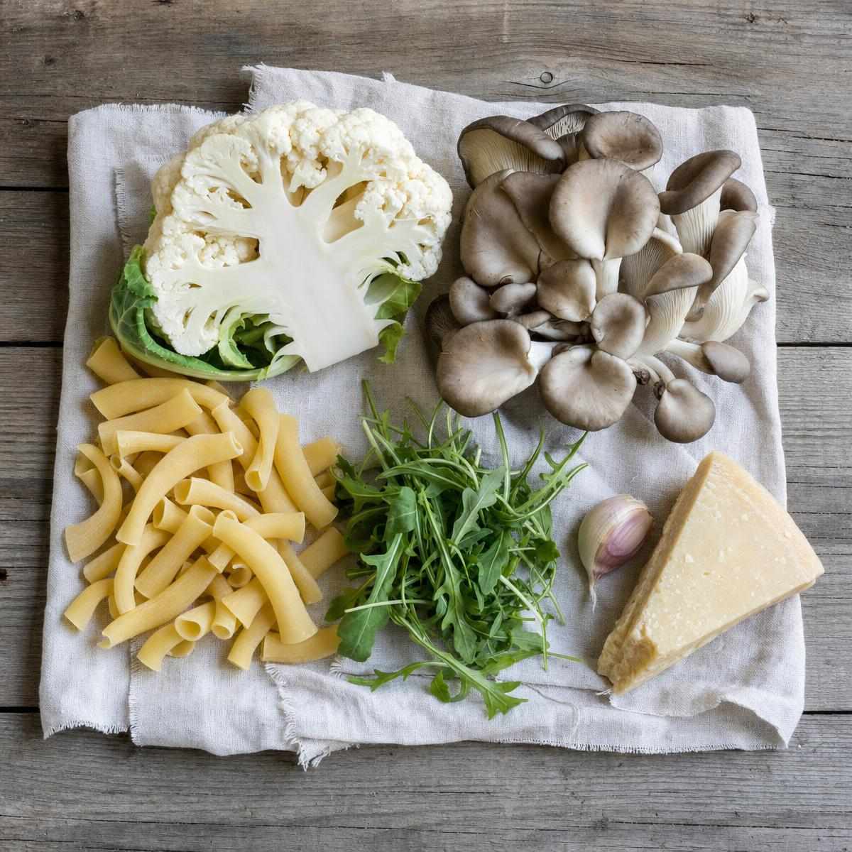 Ingrediënten voor Pasta met bloemkool, oesterzwammen en rucola (AI-gegenereerde afbeelding)