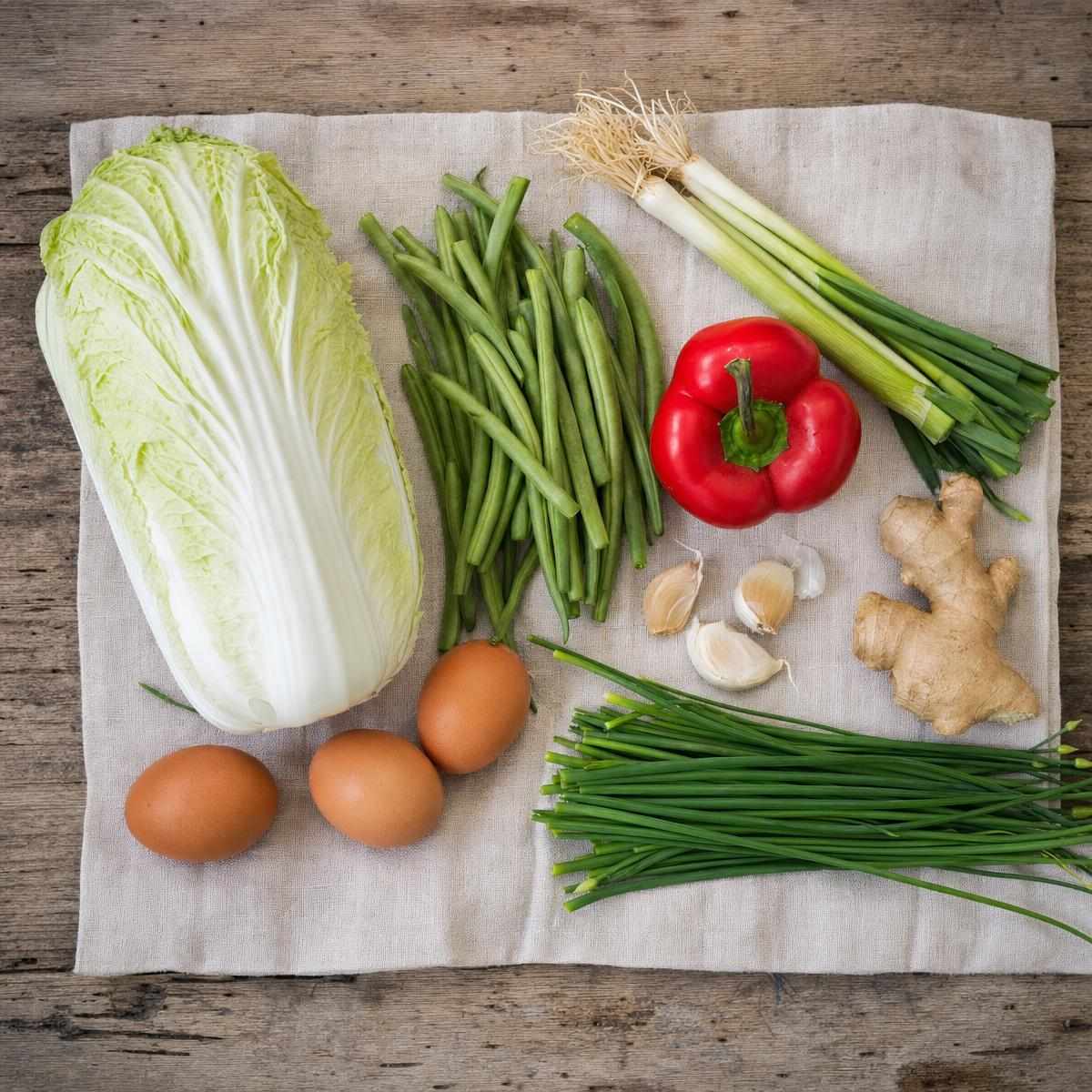 Ingredi&euml;nten voor roerbak met Chinese kool, sperziebonen en stengelui (AI-gegenereerde afbeelding)