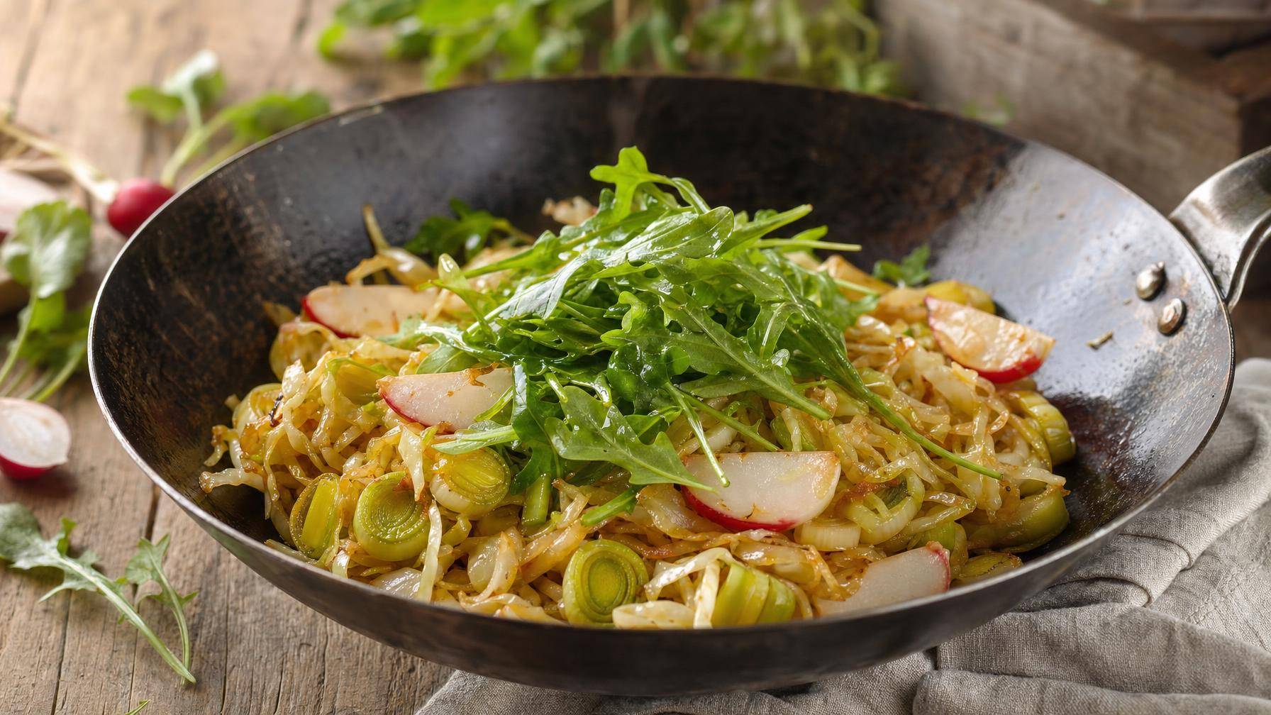 Roerbak van witte kool, prei en radijs met rucola-topping (AI-gegenereerde afbeelding)