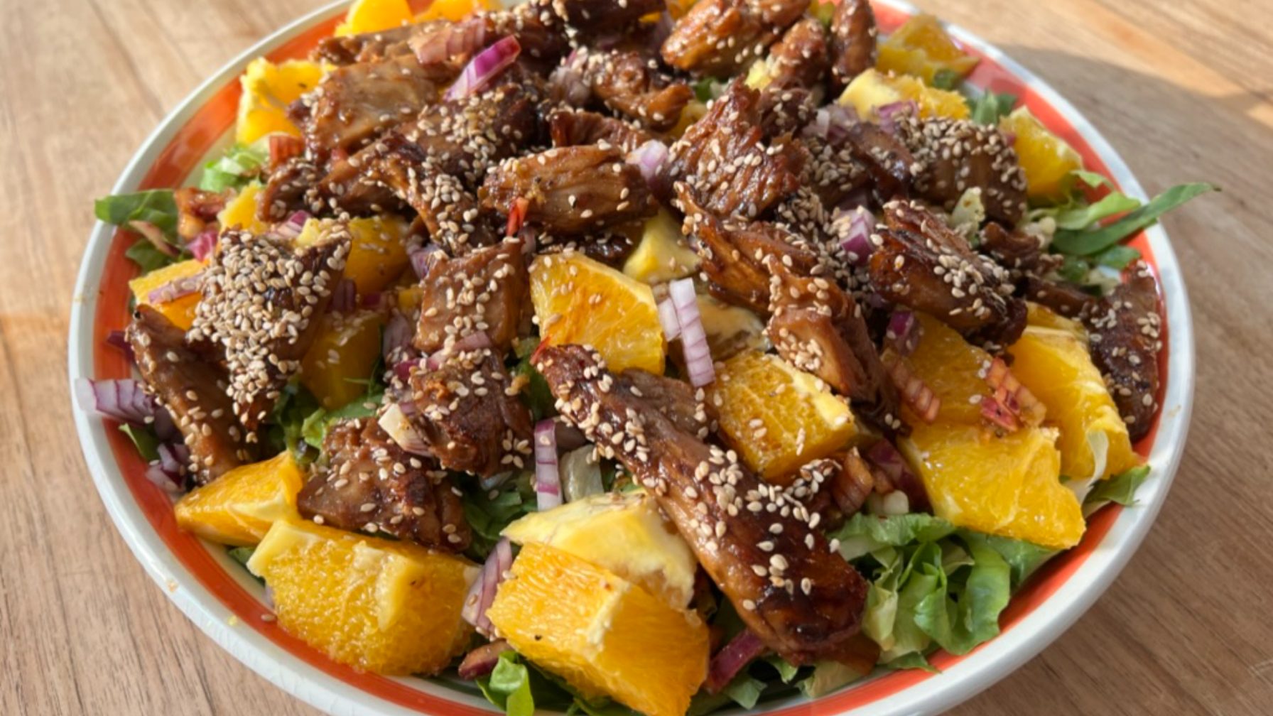 Oosterse andijviesalade met kipstukjes en sinaasappel