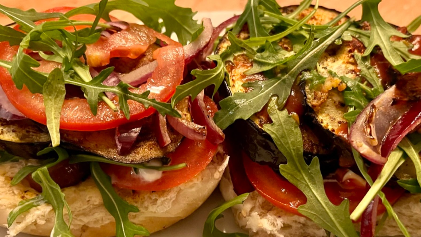 Aubergine burgers op een pitabroodje