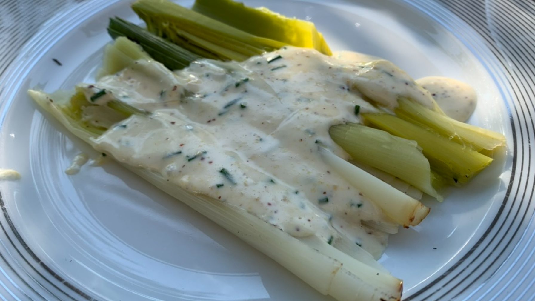 Gepofte prei met mosterd-roomsaus